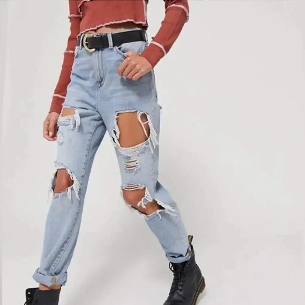 BDG Women's Size 27 Light Washed Distressed High Rise Mom Jeans v6x